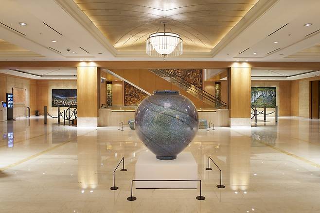 "Beyond the Ocean_The Moon" by Yoo Ji-an is on display at Lotte Hotel in Seoul (Lotte Hotel)