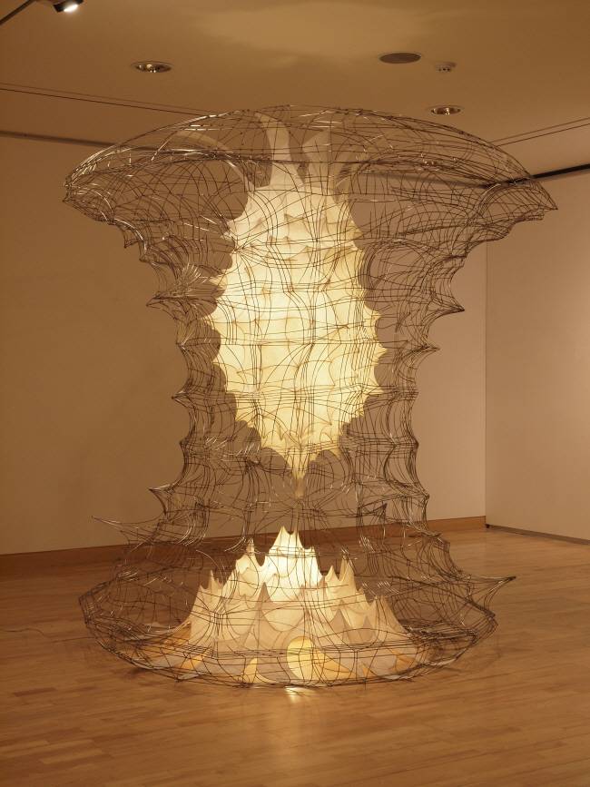 조용한 확산 2(Silent diffusion II), 200×210×230㎝, 스테인리스스틸, 스틸, 한지, 조명, 2009.