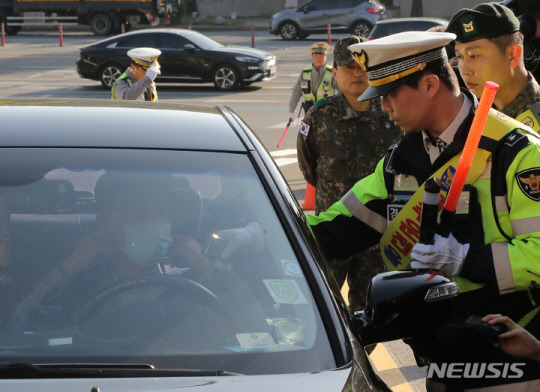 28일 오전 서울 관악구 수도방위사령부 근처에서 관악경찰서와 수도방위사령부 군사경찰이 음주운전 특별 단속을 시행하고 있다. 뉴시스