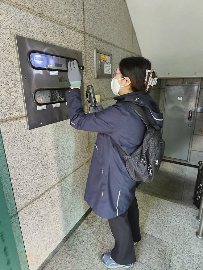 서울 강남구는 복지 사각지대에 놓인 위기가구 1267가구를 찾아 지원했다고 28일 밝혔다. 사진은 한전 측 직원이 전력량을 확인하는 장면. [강남구 제공]