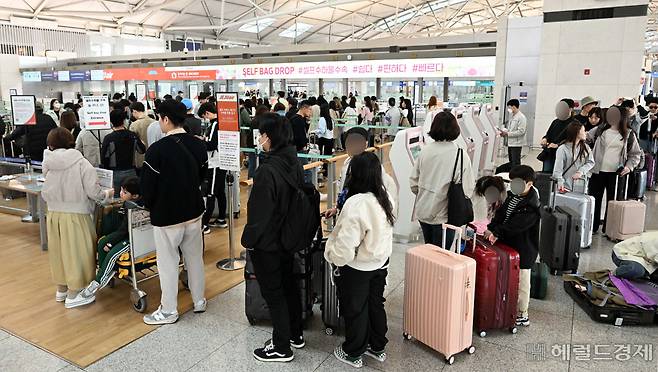 황금연휴를 앞둔 28일 오전 인천국제공항 제1여객터미널 출국장이 여행객들로 붐비고 있다. 인천공항=이상섭 기자