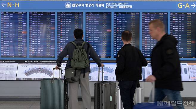 황금연휴를 앞둔 28일 오전 인천국제공항 제1여객터미널 출국장이 여행객들로 붐비고 있다. 인천공항=이상섭 기자