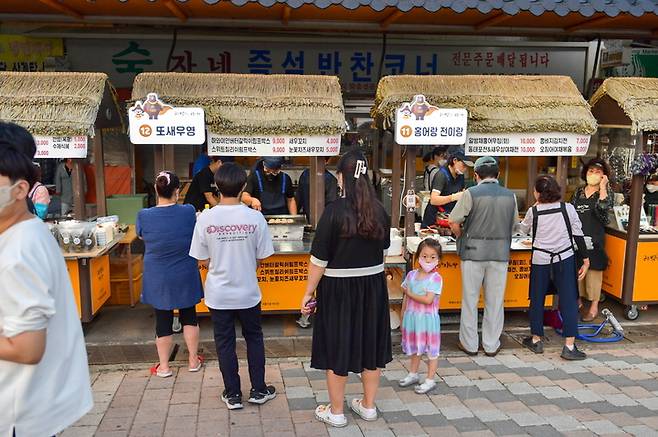 [뉴시스=공주]  ‘밤마실 야시장’ 먹거리 장터 모습.(사진=공주시) *재판매 및 DB 금지