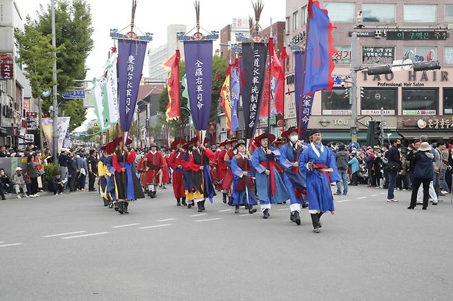 충남 온양온천역 광장에서 군악의장 거리 퍼레이드가 열리며 '아트밸리 아산 제62회 성웅 이순신 축제'의 시작을 알렸다. 사진=아산시 제공 *재판매 및 DB 금지