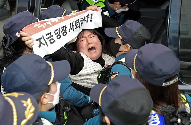 한국대학생진보연합 회원들이 28일 오후 서울 강남구 태영호 국민의힘 국회의원 사무실에서 기습 점거시위 도중 경찰에 연행되고 있다. 뉴시스