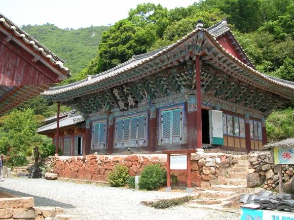 강진 백련사 대웅보전 전경. 문화재청 제공