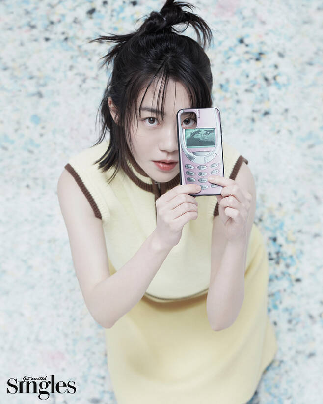 Actor So Joo-yeon showed off a compelling pictorial.Lifestyle magazine  ⁇  Singles  ⁇  Singles  ⁇  released a visual picture of So Joo-yeon returning to SBS drama  ⁇  romantic doctor Kim Sabu 3  ⁇ .In the pictorial, So Joo-yeon is staring at the camera with her clear eyes while wearing a light yellow knit best and skirt.So Joo-yeon will return to SBS drama  ⁇  Romantic Doctor Kim Sabu 3  ⁇ . This season 3, which came back in three years, will be accompanied by the cast members of Season 2 to continue the world view of Ishdam Hospital.So Joo-yeon is delighted to be able to play the beautiful again.In the interview after the end of Season 2, I said that I am happy to meet a lot of characters who have a lot of things that I want to resemble so much that I have expressed beauty as my ideal.In addition, the beauty that has grown even more in the past three years will show a more wonderful appearance, raising expectations for Season 3.She says she still doesnt know who she is because she thinks she looks like an adolescent girl in a rage while acting, and that she just gets closer to herself every day.So Joo-yeon learned from Erratums relationship with me, and Erratum continues at this moment.In the process of constantly looking inside someone, I feel that the level of emotion that can be expressed by my inner and acting is becoming more and more detailed. I am looking forward to her future that I feel growing little by little every day.On the other hand, SBS new gilt drama  ⁇  romantic doctor Kim Sabu 3  ⁇  starring So Joo-yeon will be broadcasted on the 28th, and So Joo-yeons attractive visual picture can be found in the May issue of Singles and the single plus website.