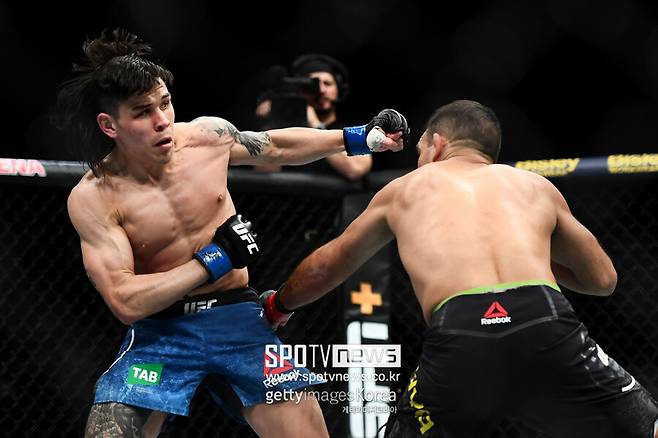 ▲ 리키 시몬은 레슬링 압박이 좋은 파이터다. 5연승 상승세를 타고 있다.