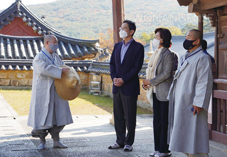 이재용 회장과 홍라희 여사가 2021년 11월 2일 경남 양산 통도사를 방문했다.(사진 통도사 제공)