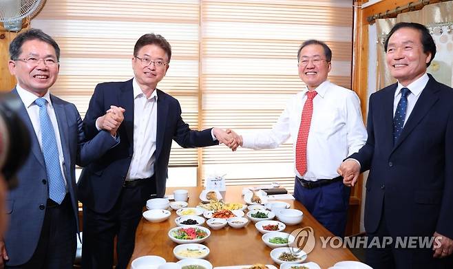 '신공항 성공적 건설'…TK 단체장들 한 자리에 (대구=연합뉴스) 박세진 기자 = 28일 정오께 경북 군위군 군위읍 한 음식점에서 홍준표 대구시장, 이철우 경북도지사, 김진열 군위군수, 김주수 의성군수가 모여 대구경북신공항 성공 건설을 위해 간담회를 갖고 있다. 2023.4.28 psjpsj@yna.co.kr