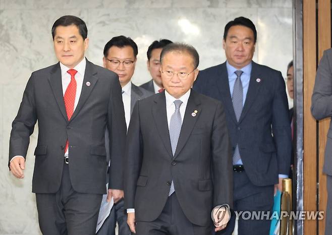 원내대책회의 참석하는 윤재옥 (서울=연합뉴스) 이정훈 기자 = 국민의힘 윤재옥 원내대표가 28일 오전 국회에서 열린 원내대책회의에 참석하고 있다. 2023.4.28 uwg806@yna.co.kr