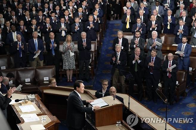 美 의회 연설하는 윤석열 대통령 (워싱턴DC AP=연합뉴스) 미국을 국빈 방문 중인 윤석열 대통령이 27일(현지시간) 워싱턴DC 국회의사당에서 열린 미 상·하원 합동회의에서 연설하고 있다. 이날 윤 대통령은 '자유의 동맹, 행동하는 동맹'(Aliiance of Freedom, Alliance in Action)이라는 제목의 영어 연설을 43분간 진행했다. 2023.04.28 clynnkim@yna.co.kr