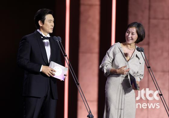 배우 설경구, 이혜영이 28일 오후 인천 중구 운서동 파라다이스시티에서 열린 '제59회 백상예술대상'에서 영화부문 최우수 연기상을 발표하고 있다.  특별취재반 / 2023.04.28/