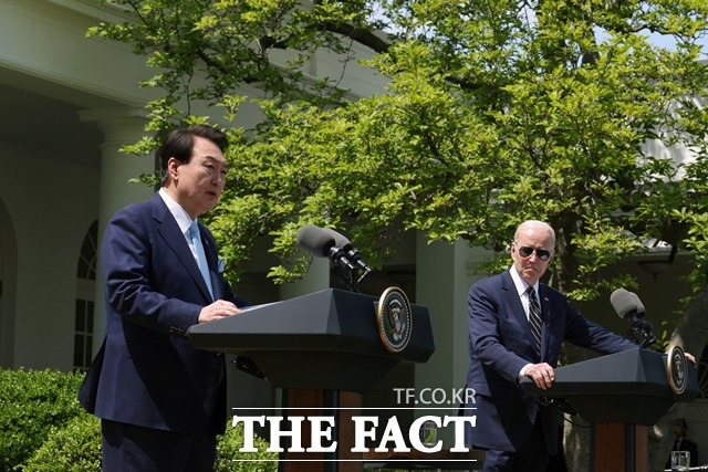 지난 26일(현지시간) 윤석열 대통령과 바이든 미국 대통령이 공동기자회견을 열고 핵공유 등과 관련한 '워싱턴 선언'을 발표하는 모습. /대통령실