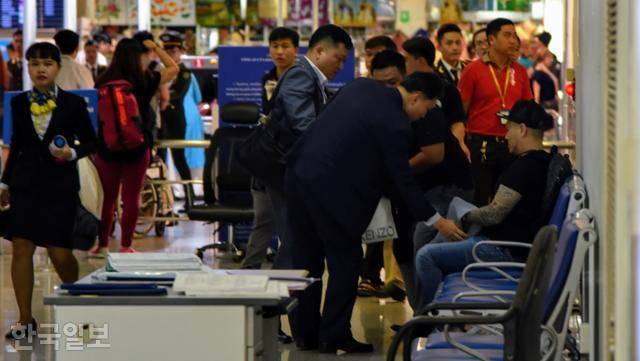 2015년 태국에서 발생한 한국인 프로그래머 살해 사건 피의자 김모씨가 4월 5일 베트남 호찌민 떤션넛 국제공항에서 강제송환 절차를 밟고 있다. 한국일보 자료사진