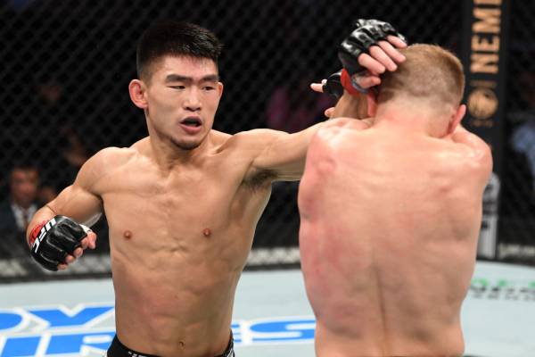 송야동(왼쪽)이 UFC 랭킹 톱5 진입을 노린다.(사진=UFC)