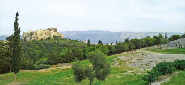 민회가 열리던 프닉스 언덕. 프닉스는 ‘숨이 막힌다’는 뜻으로 좁은 공간에 수천 명이 모이다 보니 붙여진 명칭이다. 앞쪽으로 파르테논 신전, 오른쪽으로 연단이 보인다.