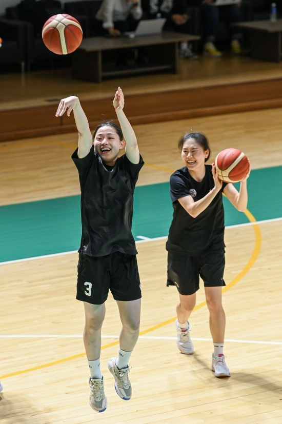 25세 이하 젊은 선수들로 구성된 WKBL 라이징 스타팀이 오는 29일 일본 도쿄에서 치르는 WJBL 올스타팀과의 한일전 승리에 자신감을 드러냈다. 사진=WKBL 제공