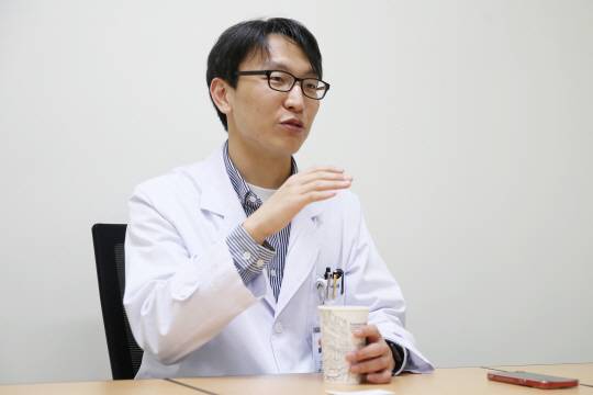 정희원 교수는  다들 압력솥 안에서 부글부글 끓고 있는 것 같은 우리나라 사람들에게 마음 챙김방법을 잘 알린다면, 우리 사회 스트레스가 조금은 줄어들수 있지 않을까 기대하고 있었다. 서울아산병원 제공