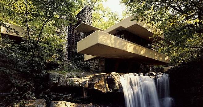 낙수장. 보의 한 쪽은 고정하고 다른 한 쪽은 띄운 컨틸레버 구조로 테라스를 폭포 위에 올렸다. 기술적으로 매우 어렵다고 한다. [프랭크 로이드 라이트 재단]