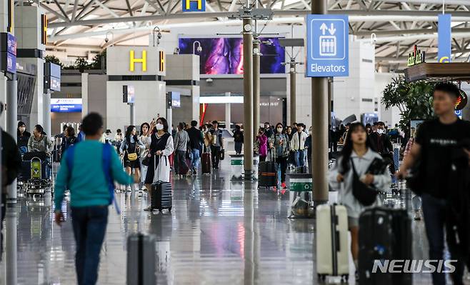 [인천공항=뉴시스] 정병혁 기자 = 28일 오후 인천국제공항 1터미널 출국장이 여행객들로 붐비고 있다. 인천공항공사는 4월말 5월초 황금연휴를 이용해 인천국제공항을 통해 해외로 떠나는 국제선 승객이 131만6000명을 넘을 것으로 예상된다고 밝혔다. 이 기간 하루 평균 이용객은 14만6300명으로 코로나19 이후 최근 일일 이용객보다 14% 증가한 것이다. 2023.04.28. jhope@newsis.com