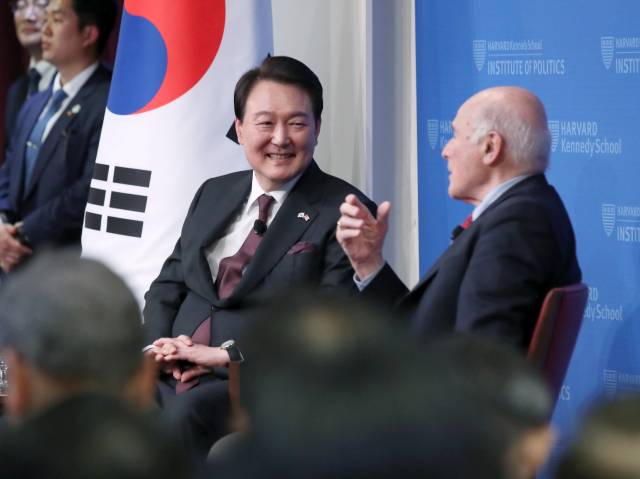 ▲미국을 국빈 방문한 윤석열 대통령이 28일(현지시간) 보스턴 인근 하버드대학교 케네디스쿨에서 '자유를 향한 새로운 여정'을 주제로 연설한 뒤 조셉 나이 하버드대 교수와 대담하고 있다. ⓒ연합뉴스