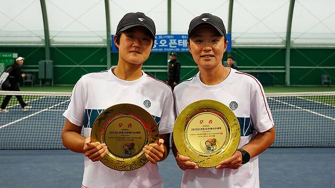 안동오픈 테니스 대회 여자 복식 우승한 김다빈(왼쪽)과 김나리 (사진=연합뉴스)