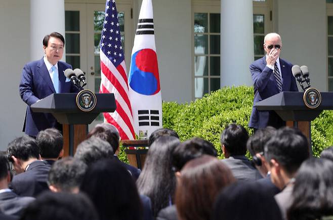 미국을 국빈 방문한 윤석열 대통령과 조 바이든 미국 대통령이 26일(현지시간) 워싱턴DC 백악관 로즈가든에서 공동 기자회견을 하고 있다. 연합뉴스