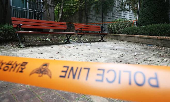 지난 2015년 '캣맘' 벽돌 사망사건이 발생한 경기도의 한 아파트 사건 현장이 통제되고 있다. 연합뉴스