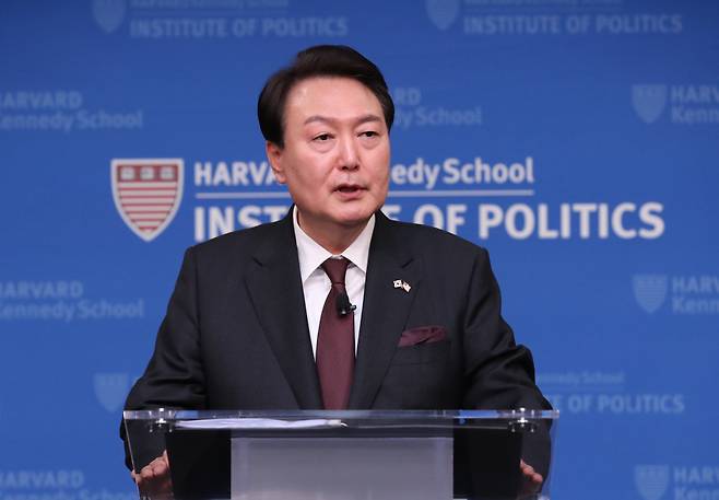 미국을 국빈 방문한 윤석열 대통령이 28일(현지 시각) 보스턴 인근 하버드대학교 케네디스쿨에서 '자유를 향한 새로운 여정'을 주제로 연설하고 있다. ⓒ연합뉴스
