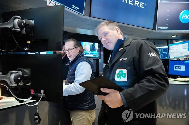 NYSE 입회장에서 일하는 트레이더들의 모습 [연합뉴스 자료사진]