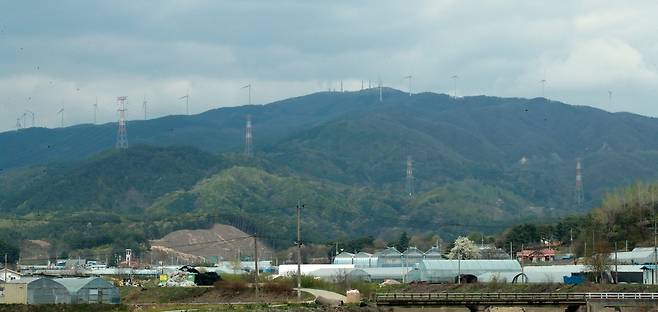 아득히 보이는 풍력발전단지 [촬영 이재현]