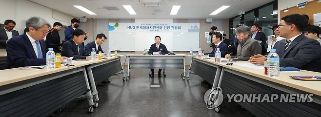 강서 전세피해지원센터 찾은 원희룡 장관 (서울=연합뉴스) 김도훈 기자 = 원희룡 국토교통부 장관이 25일 오전 서울 강서구 전세피해지원센터에서 열린 임차인 재산보호와 주거 안정 지원을 위한 현장 간담회에 참석해 발언하고 있다. 2023.4.25 superdoo82@yna.co.kr