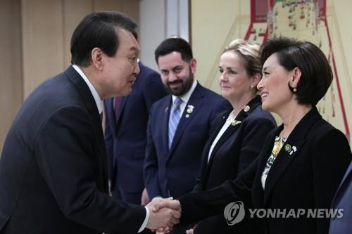 영 김 미국 하원의원과 악수하는 윤석열 대통령 2023년 4월 5일 윤석열 대통령이 서울 용산 대통령실 청사에서 방한 중인 영 김 미국 하원의원과 악수하고 있다. [연합뉴스자료사진. 대통령실 제공. 재판매 및 DB 금지]