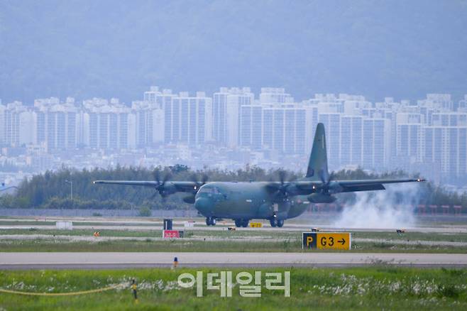 수단 체류 국민의 무사 귀환을 위한 ‘프라미스’ 작전에 투입된 공군 C-130J 수송기가 28일 오후 김해기지에 착륙하고 있다. (사진=공군)