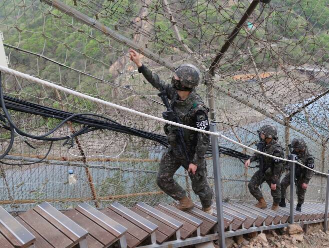 육군 7사단 GOP 장병들이 철책을 따라 이동하며 정밀점검을 하고 있다. (육군 제공)