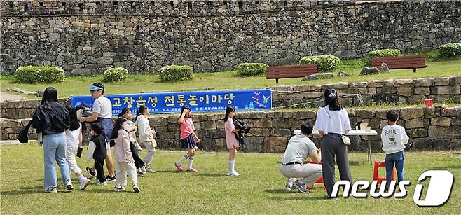 (고창=뉴스1) 박제철 기자 = 전북 고창군이 전라북도 대표관광지 육성사업의 일환으로 오는 11월까지 고창읍성 잔디광장 일원에서 다양한 체험 프로그램을 운영한다.(고창군 제공)2023.4.30/뉴스1