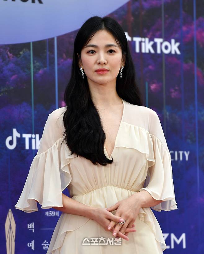 배우 송혜교가 28일 영종도 파라다이스시티에서 열린 제59회 백상예술대상 시상식에 앞서 레드카펫을 밟고 등장하고 있다. 강영조기자 kanjo@sportsseoul.com
