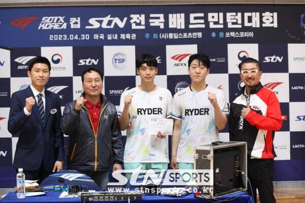 '2023 쏘텍스컵 STN 전국 배드민턴 대회'가 30일 오전 서울 강서구 마곡실내체육관에서 동호인 클럽 총 350여개 팀이 참가한 가운데 치열한 경쟁을 펼쳤다. 남복 통합 준자강 우승팀 홍진수-홍승인 조. 사진┃STN DB
