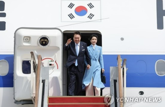 미국 국빈 방문 일정을 마친 윤석열 대통령과 김건희 여사가 30일 성남 서울공항에서 공군 1호기에서 내리며 환영객들에게 손을 들어 인사하고 있다. [사진출처=연합뉴스]