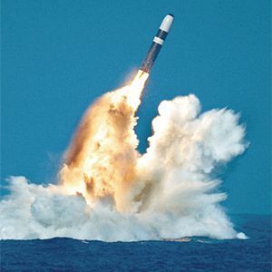 미 오하이오급 전략 핵잠수함에서 발사된 트라이던트2 잠수함발사탄도미사일(SLBM).  최대 사거리가 1만2000km에 달한다. /미 해군
