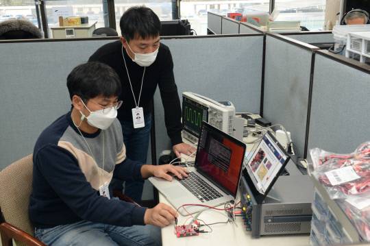 ETRI 연구진이 RVX 플랫폼을 활용해 개발한 초저전력 RISC-V 반도체의 성능을 측정하고 있다. 사진=한국전자통신연구원 제공