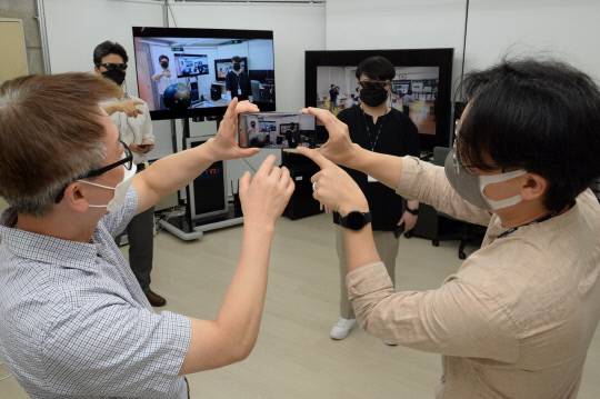 ETRI 연구진이 XR 협업 플랫폼을 시연하고 있다. 사진=한국전자통신연구원 제공