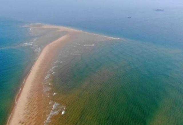 환경부가 30일 태안해안국립공원에 신규 편입한다고 밝힌 바다 위 모래섬 장안사퇴. 환경부 제공