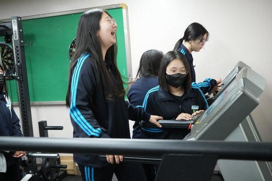 지난 25일 부산 인지중학교 학생들이 체인지 활동을 하고 있다. 사진 부산시교육청