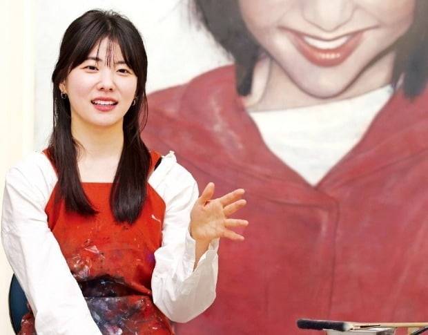 이목하 작가가 서울 제기동 작업실에서 작업 방식에 대해 설명하고 있다. 이솔 기자