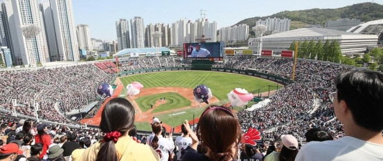 부산 사직야구장을 가득 메운 롯데 팬들이 30일 키움전에서 열띤 응원을 펼치고 있다. 만원 관중의 뜨거운 함성 속에 승리한 롯데는 13년 만에 8연승을 달리며 리그 1위에 올랐다. 롯데 제공