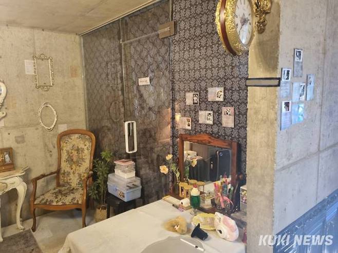 예쁜 장식들이 눈에 띄는 카페 내부.&nbsp; &nbsp;사진=이준범 기자
