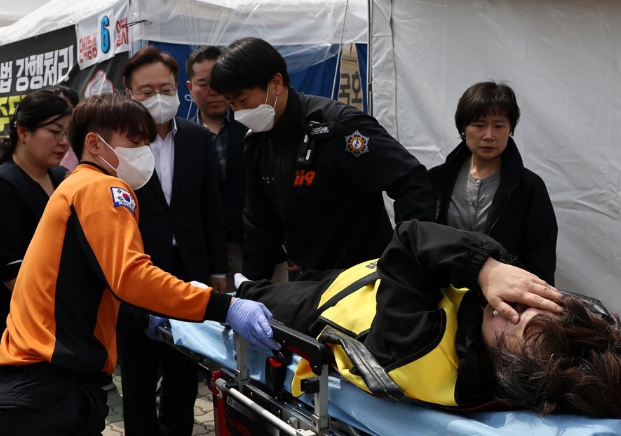 병원으로 이송되는 곽지연 대한간호조무사협회장. /사진=연합뉴스