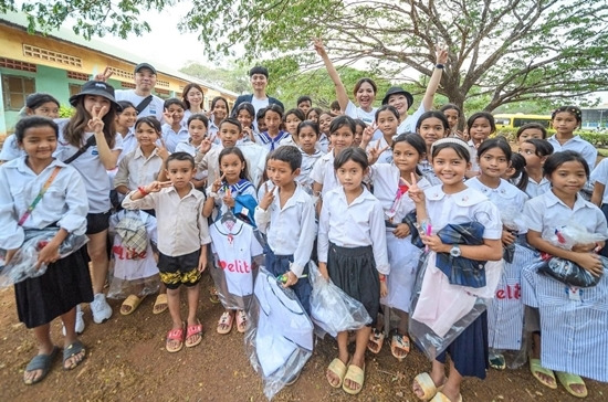 지난 18~19일, 스롱피아비와 이유주 김보라 이하니 노종현 등 한국 당구선수, ‘피아비 한캄사랑’ 관계자 등은 캄보디아 캄퐁참 킴퐁톰 내 초등학교 3곳 방문 일정을 소화하며 후원품도 전달했다. 사진은 초등학교에 방문한 스롱피아비 등 일행과 학생들이 기념촬영 중인 모습. (사진= 이유주 페이스북)